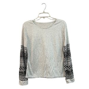Women’s Light Gray with Black Print Design Long Sleeve Top, size XL.​​